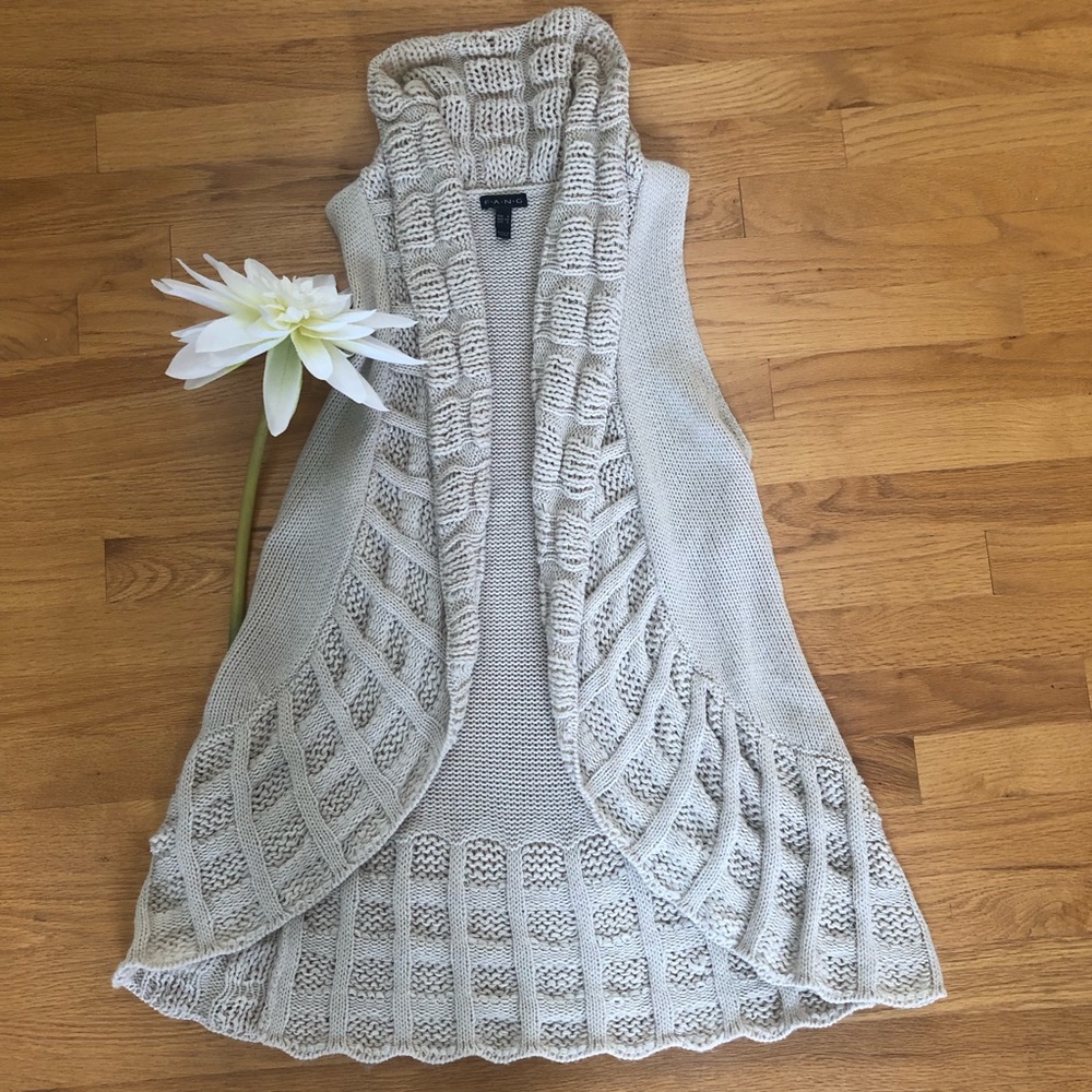FANG sleeveless sweater Size Small